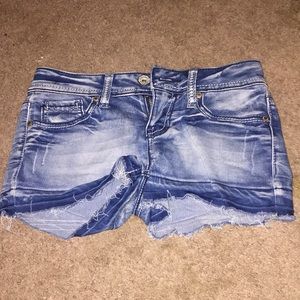 Blue jean shorts with design in pockets